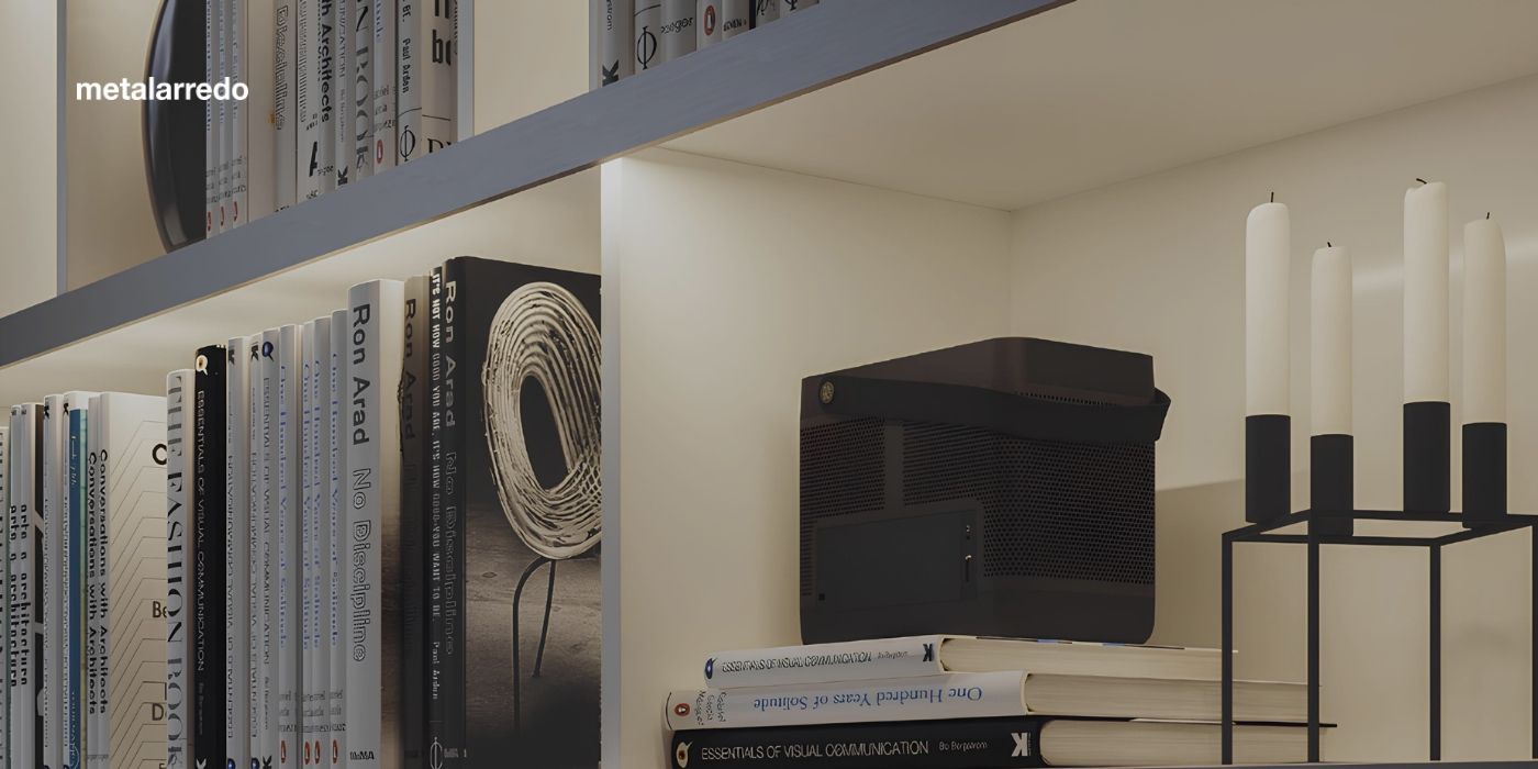 Libreria moderna con illuminazione LED integrata, che valorizza libri, oggetti decorativi e materiali, creando un’atmosfera elegante e funzionale nel living.